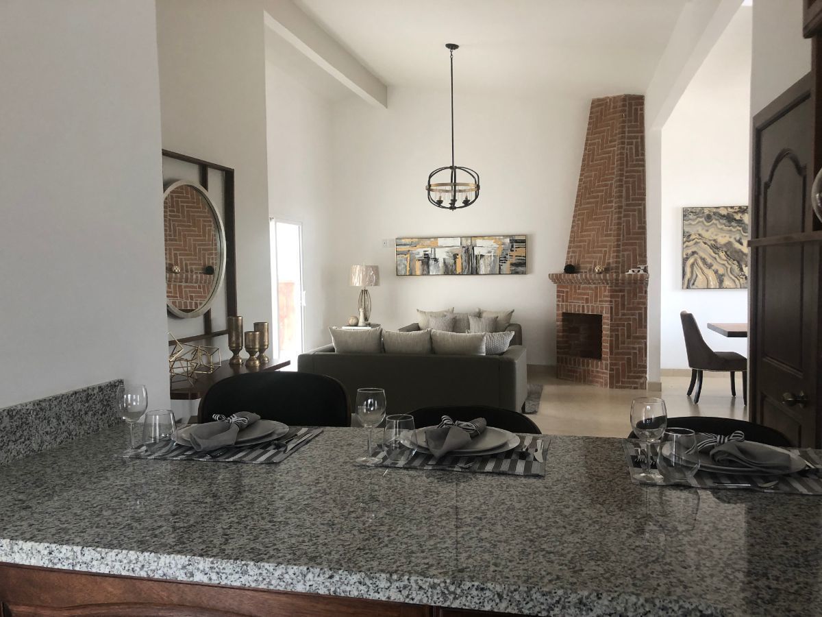5 de 16: Vista de cocina a sala con chimenea