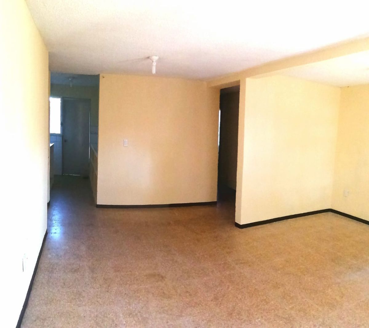 2 de 8: Sala amplia