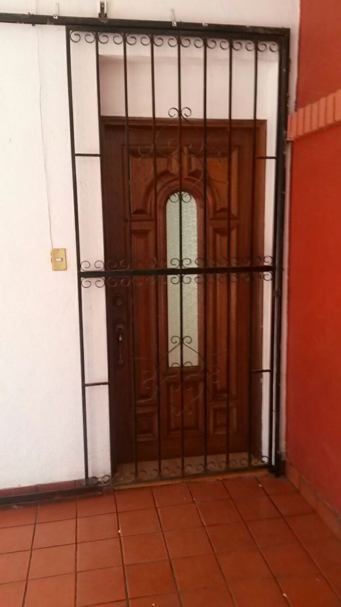 4 de 16: ENTRADA CON REJA
