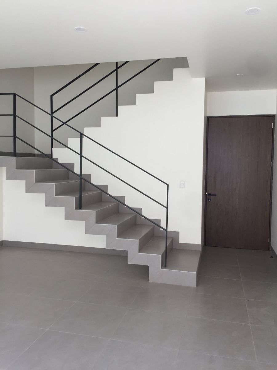 5 de 27: Escaleras a planta alta