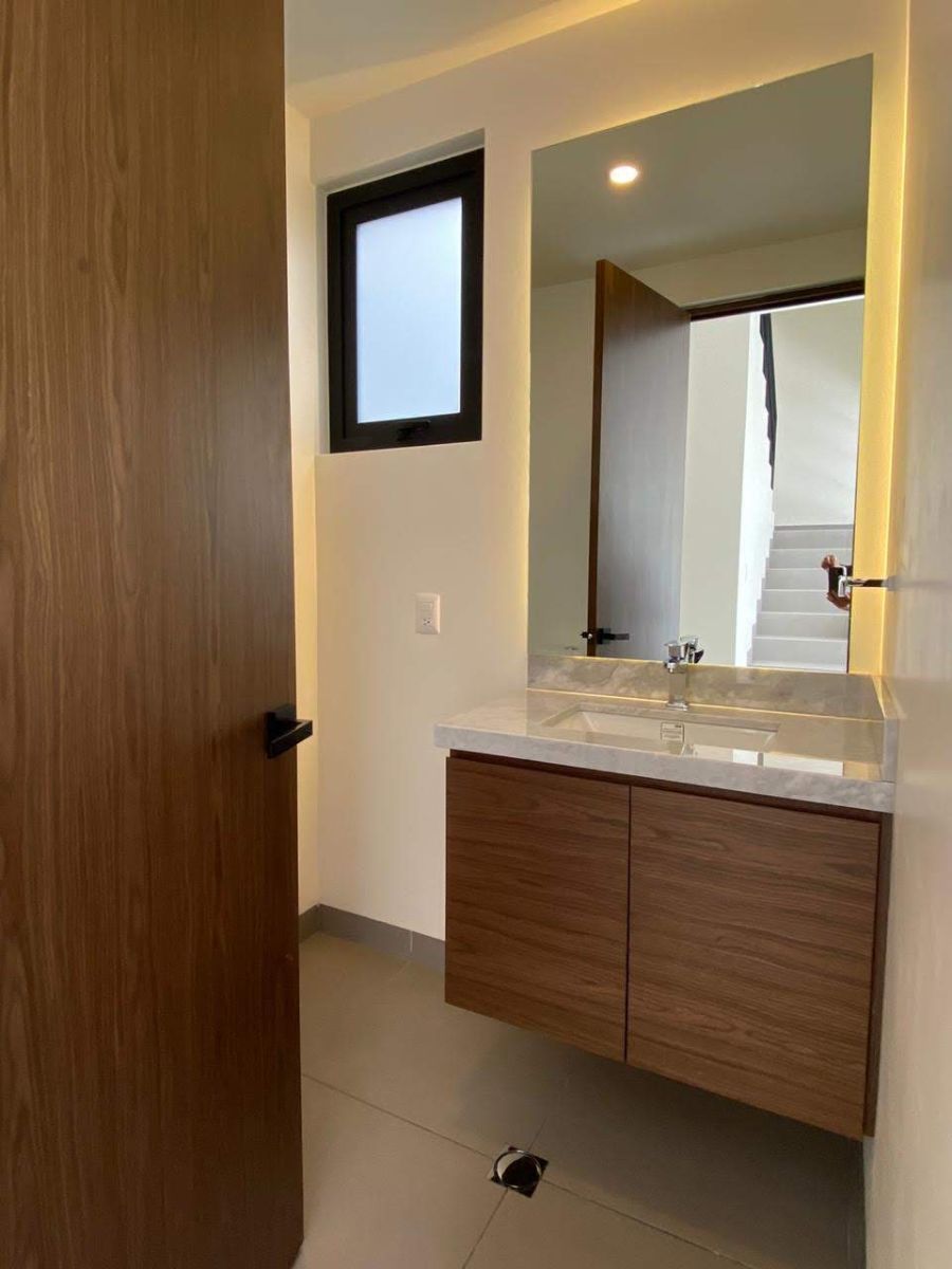 3 de 27: Medio baño para visitas