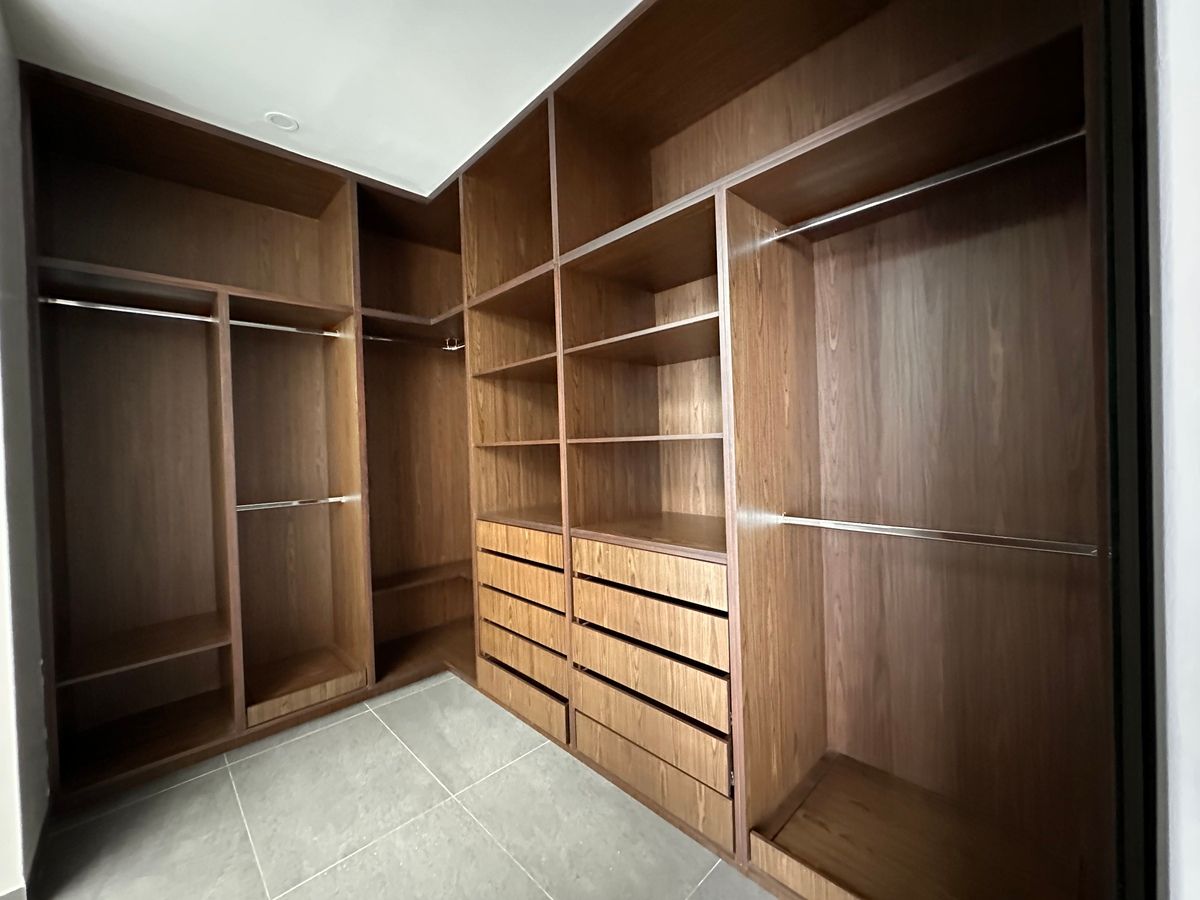 12 de 24: vestidor recámara principal