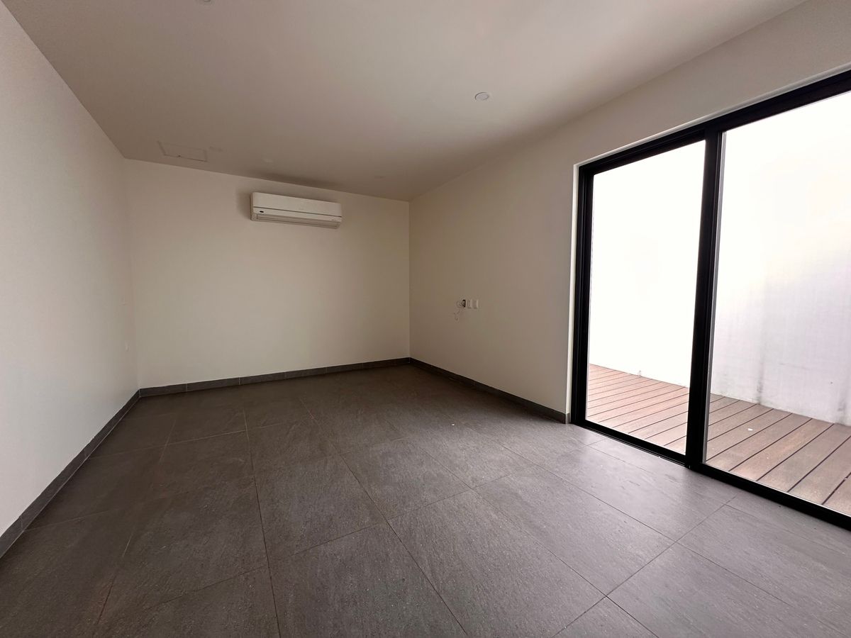 10 de 24: Recámara principal con terraza privada