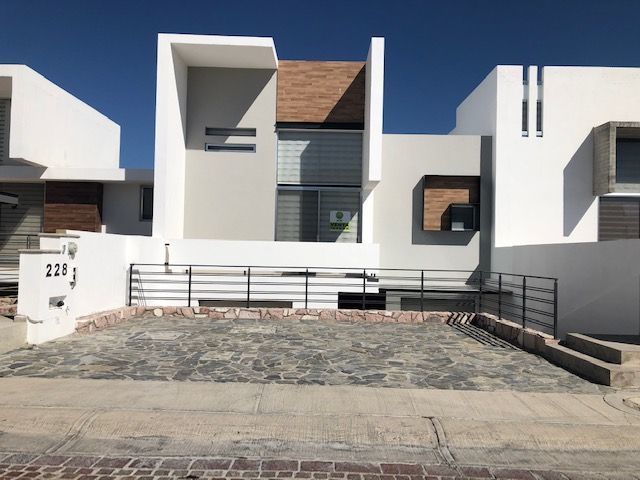 CASA EN VENTA EN CUMBRES DEL LAGO JURIQUILLA CON CUARTO DE SERV.