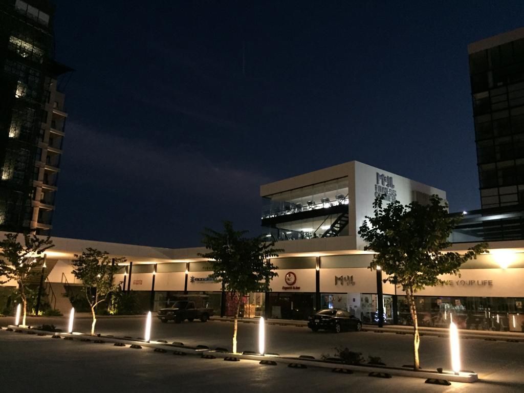 2 de 6: Plaza comercial