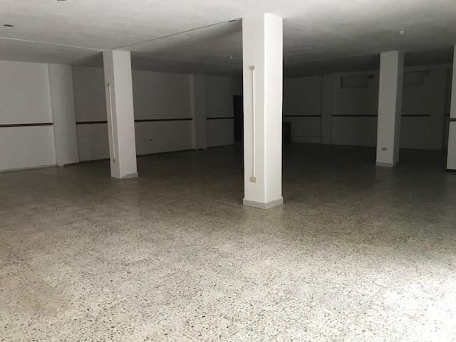 1 de 4: LOCAL DE 180 M2