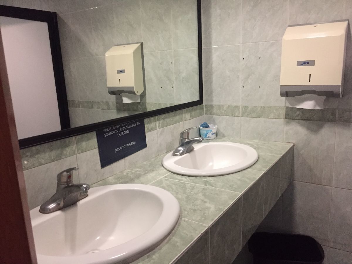 6 de 30: baños en cada piso para hombre y mujer