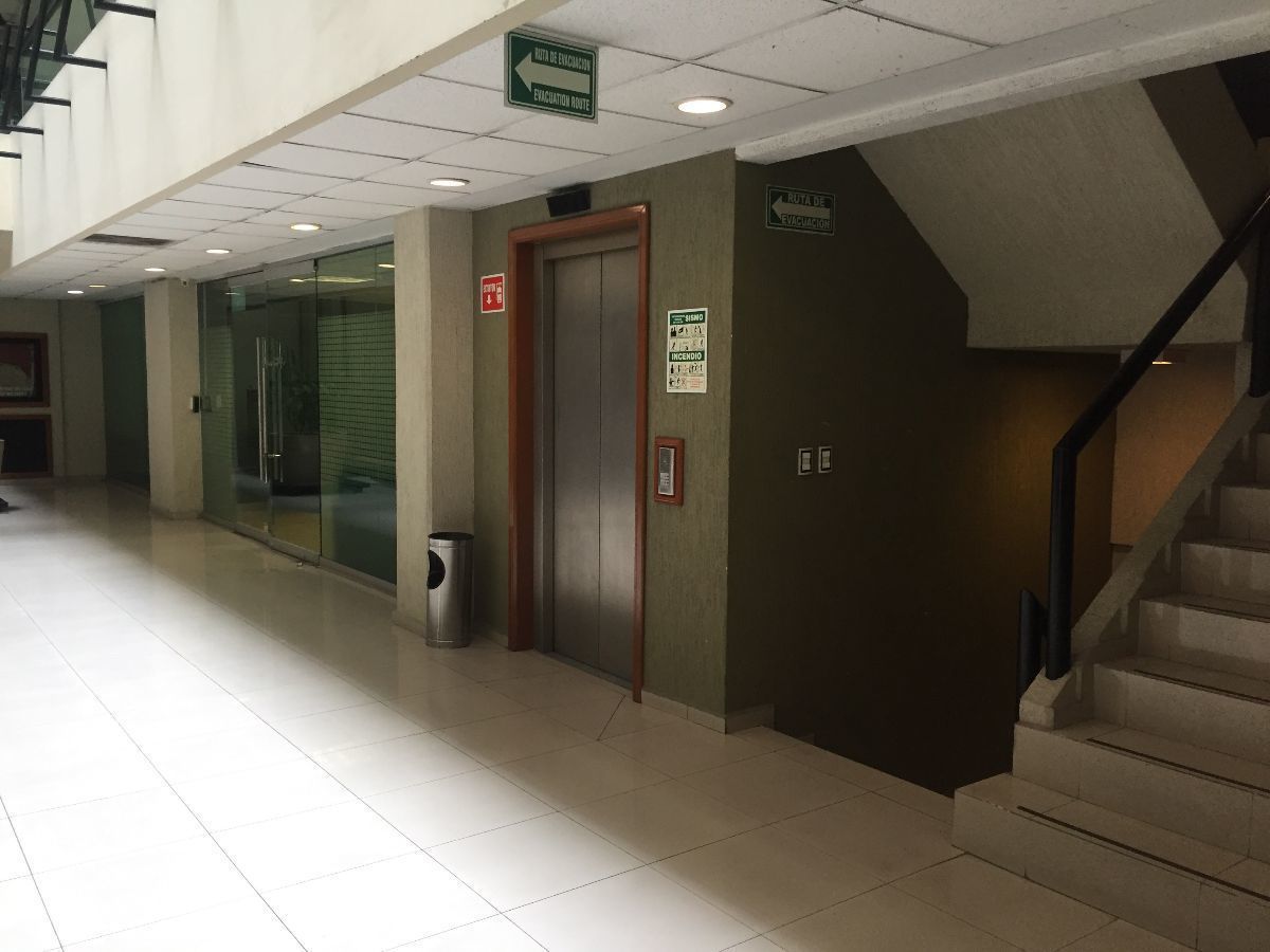 8 de 30: elevadores y escaleras