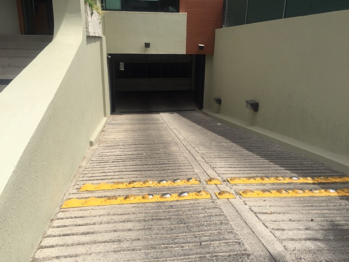 10 de 30: rampa de ingreso a estacionamiento