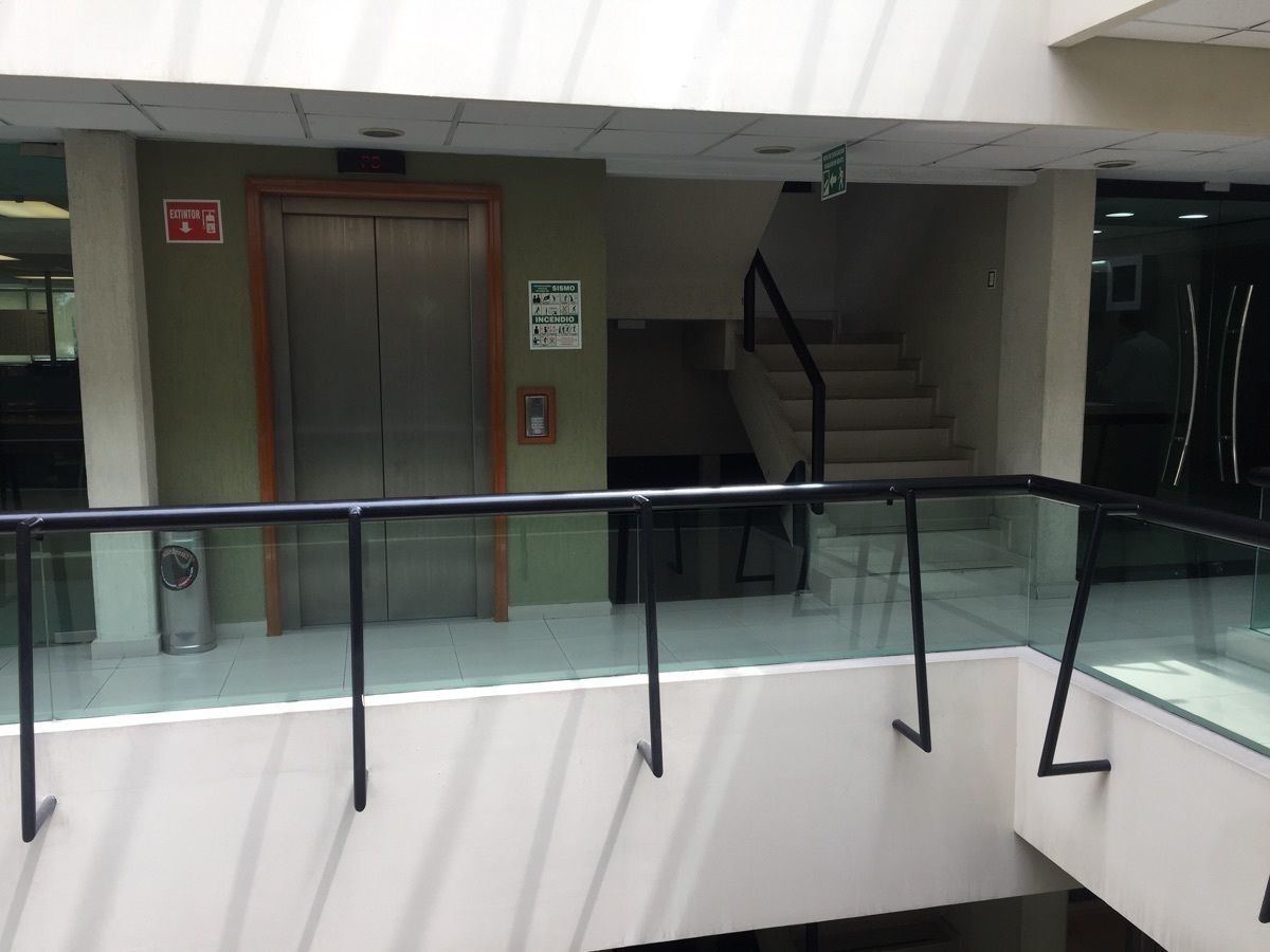 11 de 30: Escaleras y elevadores desde sótano