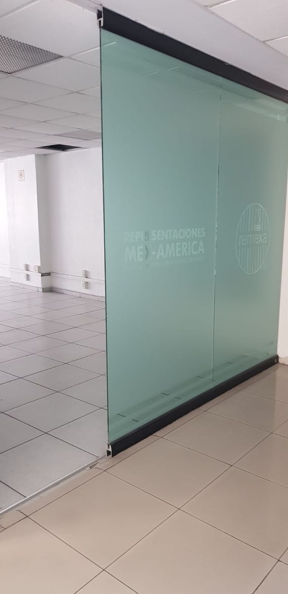 13 de 30: ingreso con puerta de cristal