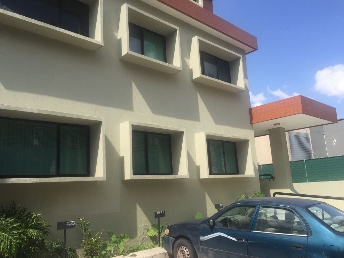 22 de 30: exterior del edificio con rampa estacionamiento