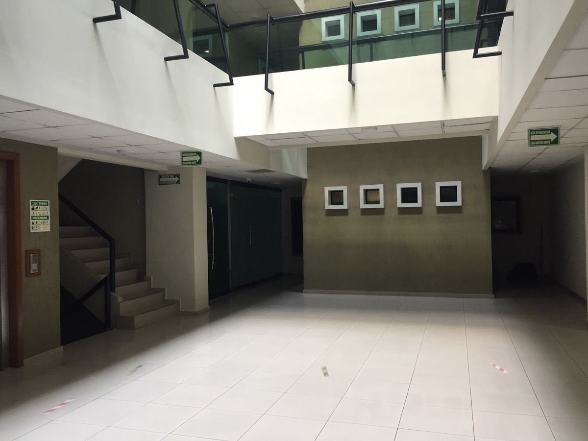 23 de 30: elevadores y escaleras de planta baja