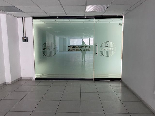 26 de 30: oficina desde el interior