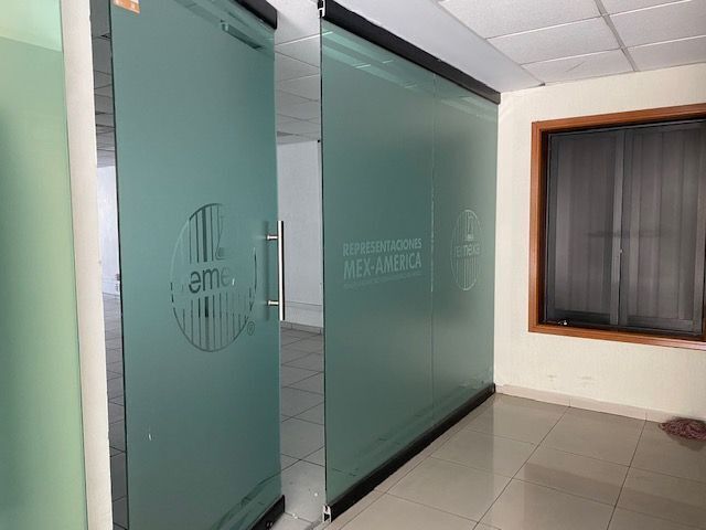 25 de 30: puerta de cristal de la oficina