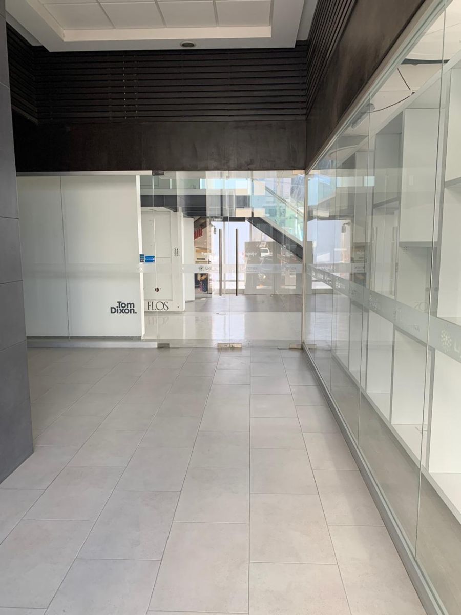 5 de 12: Puertas de acceso de cristal templado