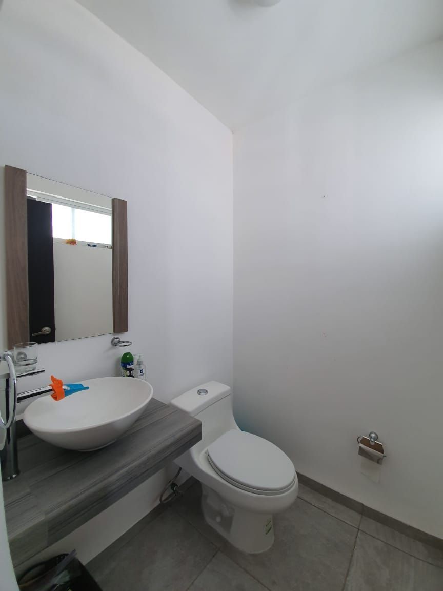 5 de 24: NO CUENTA CON ESPEJO