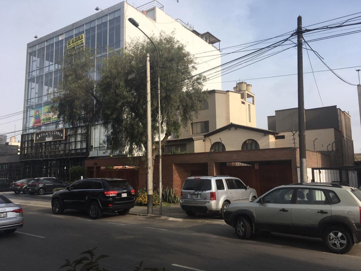 1 de 5: Colinda con edificio de 5 pisos y abajo restaurante Antica