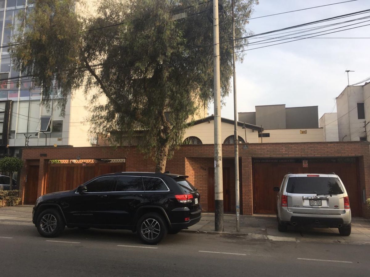 2 de 5: Casa con 17 mts de frente a Av. Javier Prado Este