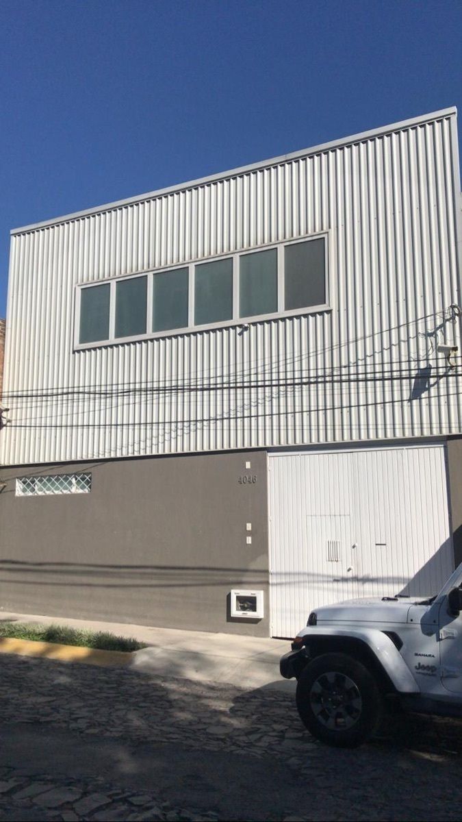 29 of 29: Fachada con frente de 10 mts portón e ingreso peatonal