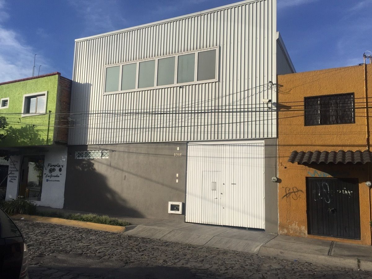 4 of 29: frente de la bodega e ingreso