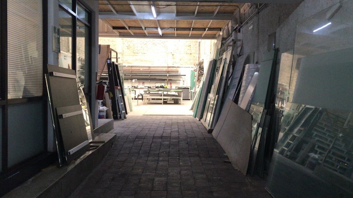 6 of 29: al pasar el ingreso, oficinas de lado izquierdo