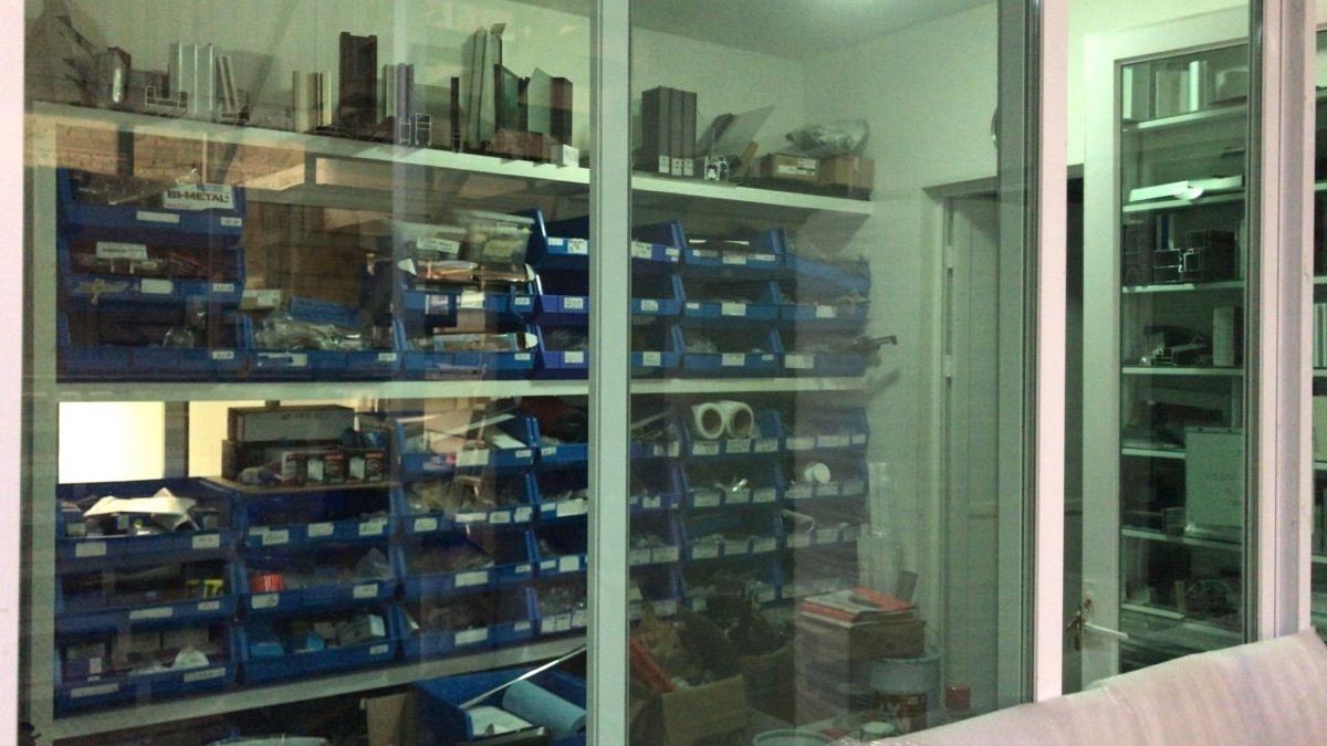 25 of 29: dos pequeños almacenes