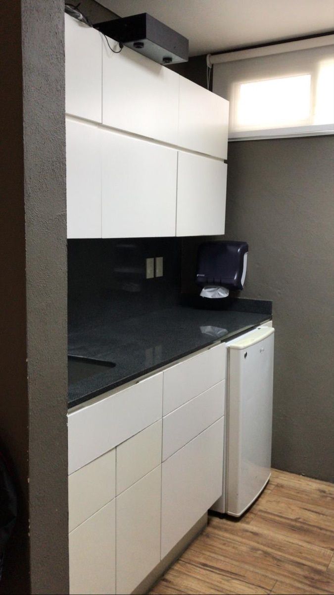 16 of 29: cocineta antes con minibar y cafetera