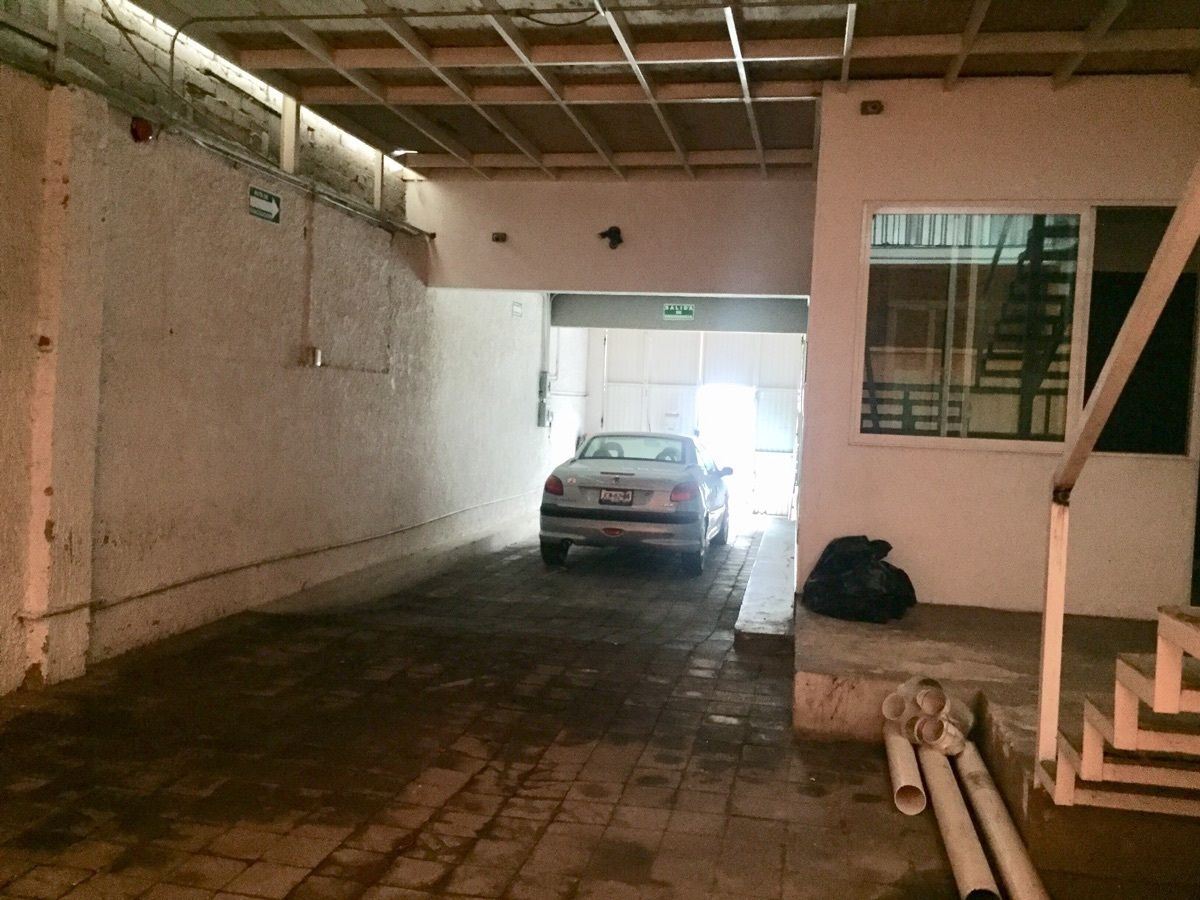 11 of 29: cerramiento a 2.5 metros de altura, ingresa camioneta