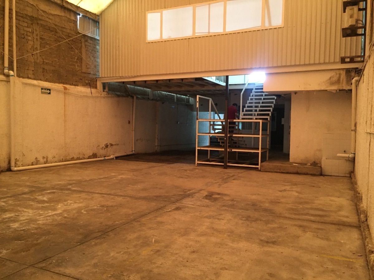 28 of 29: bodega y tapanco de 100 m2 planta alta 