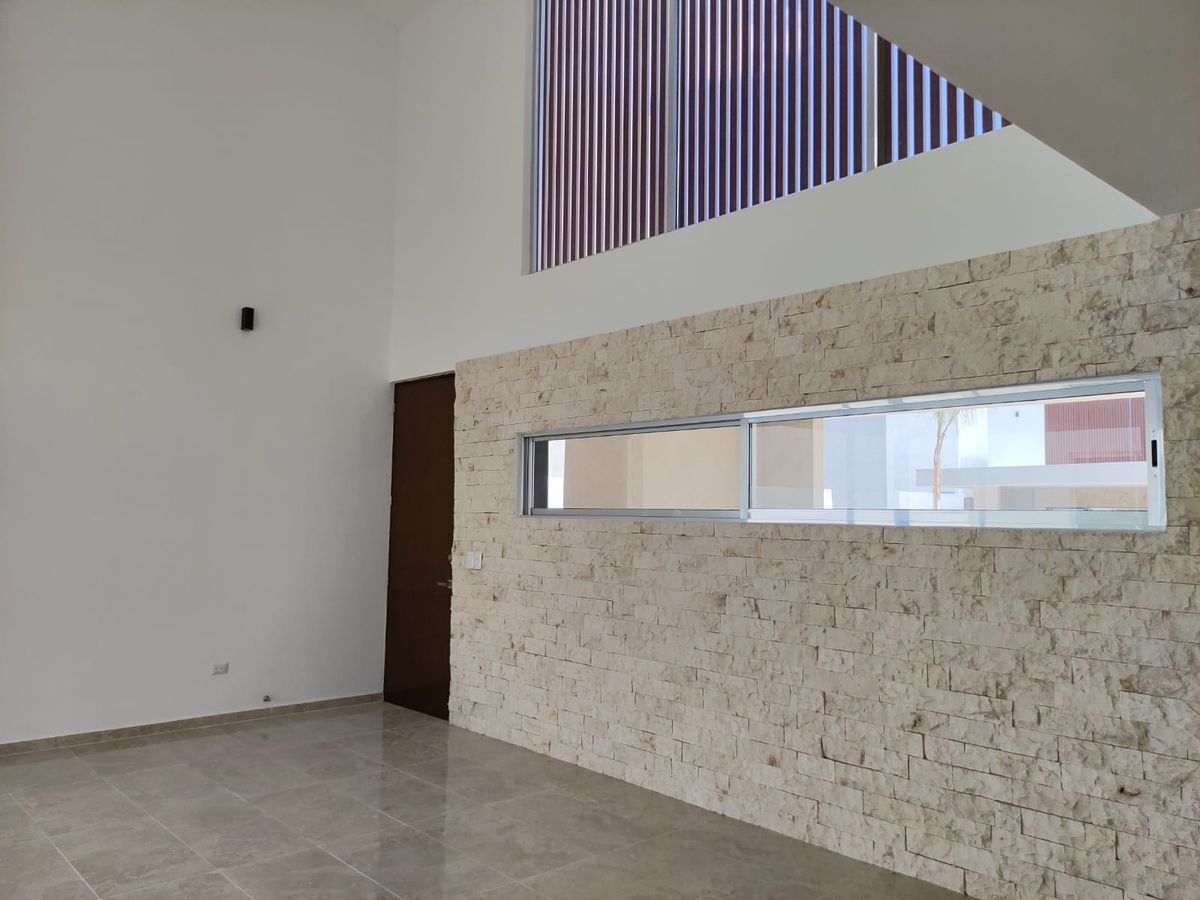 3 de 34: Recibidor casa en venta residencial Xcanatún Mérida