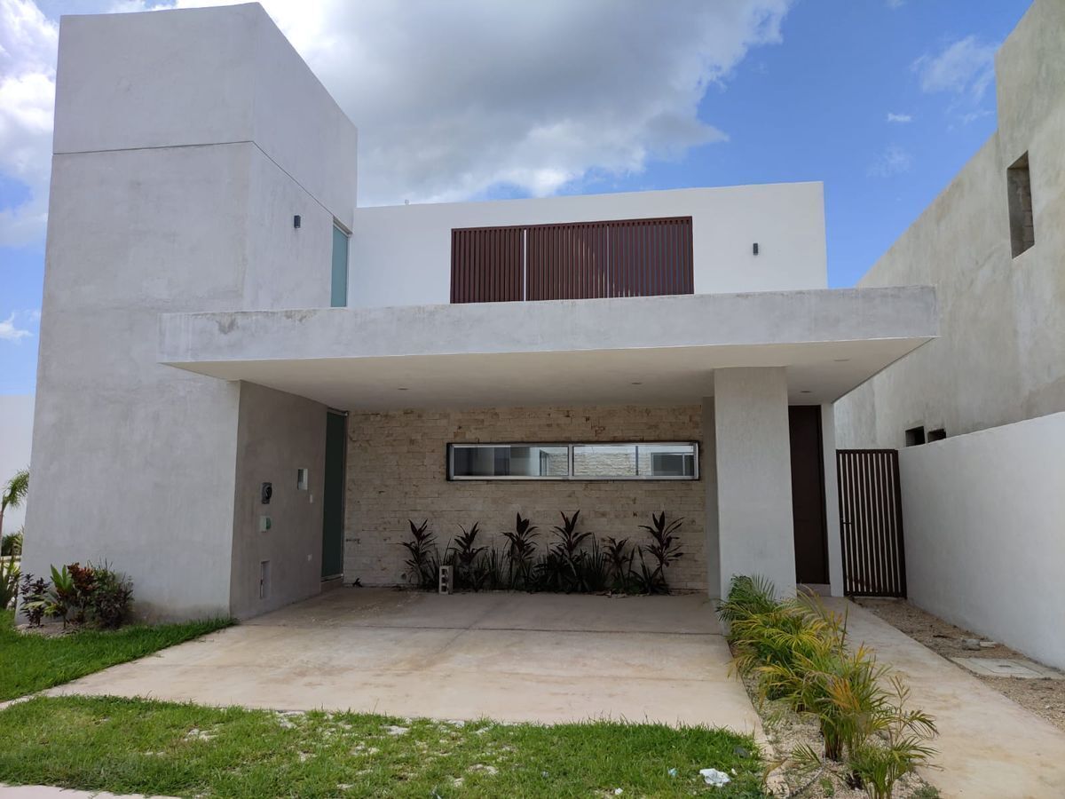 1 de 34: Fachada casa en venta residencial Xcanatún Mérida
