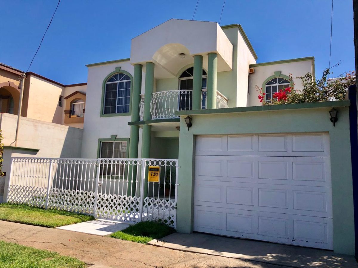 2 de 28: FACHADA FRONTAL DERECHA
