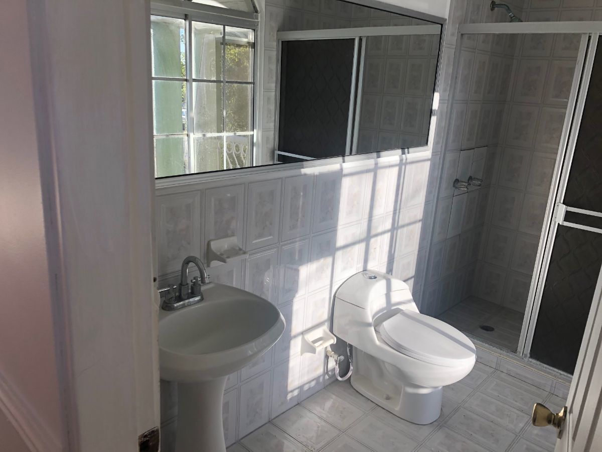 18 de 28: BAÑO EN RECAMARA PRINCIPAL