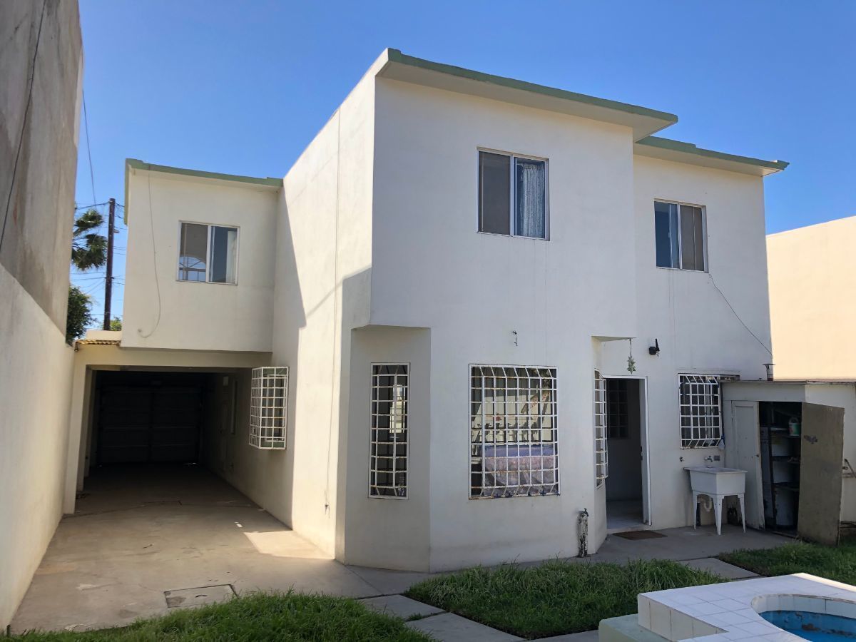 1 de 28: FACHADA POSTERIOR 