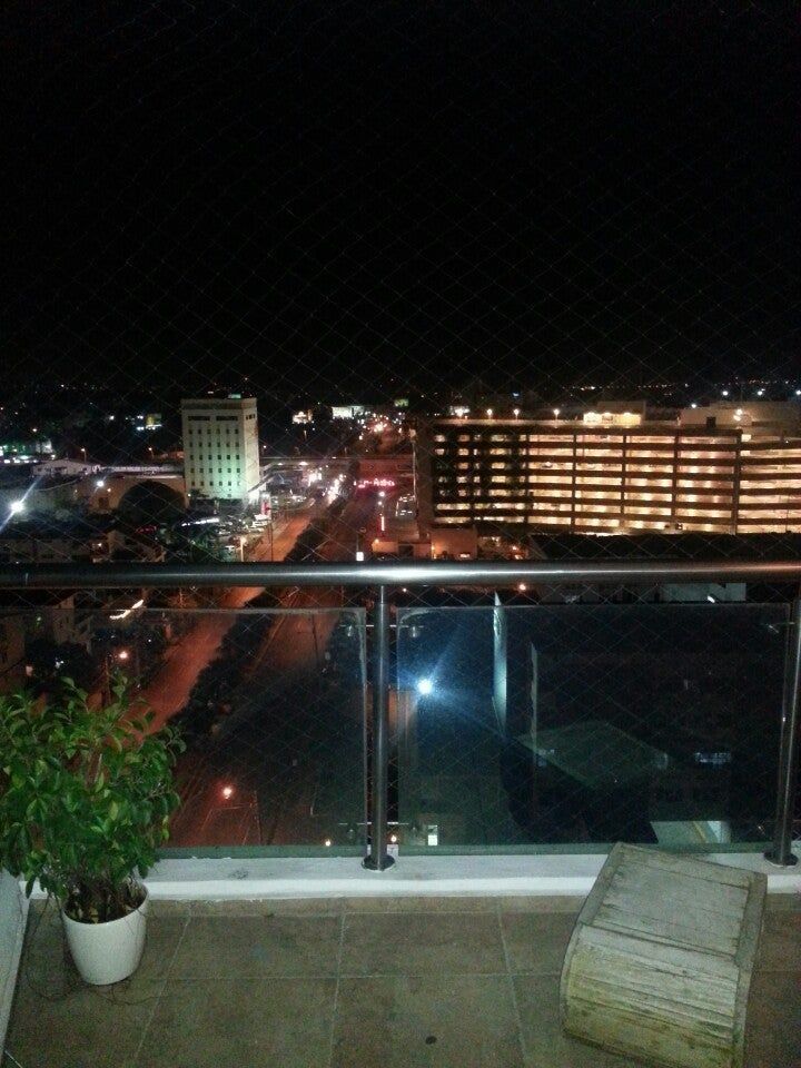 6 de 18: Vista nocturna desde el balcón 