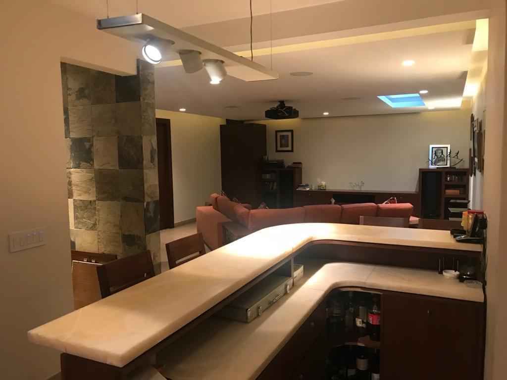 17 de 38: Bar y sala juegos