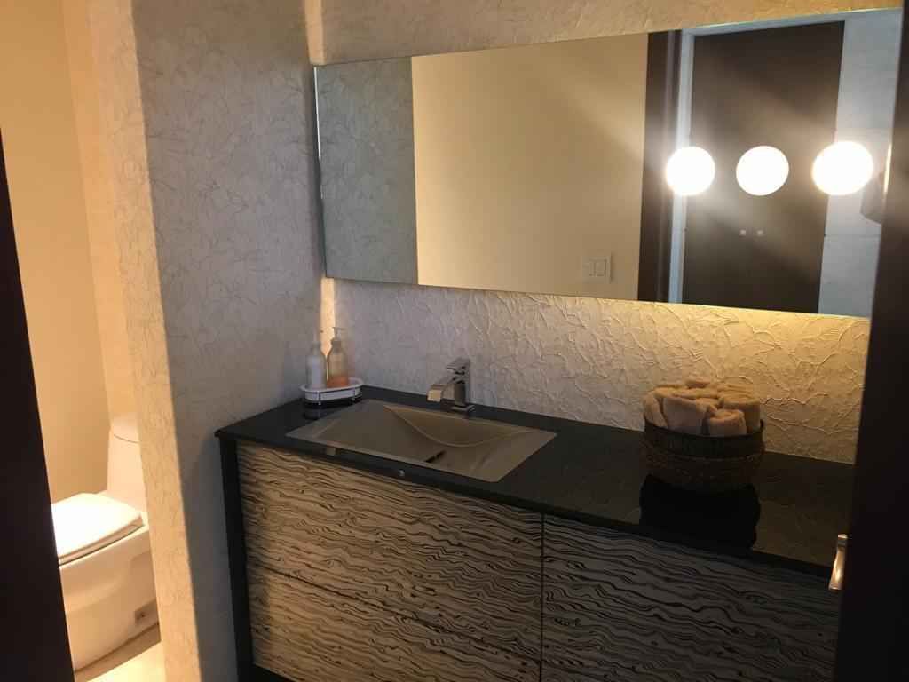 8 de 38: Medio Baño