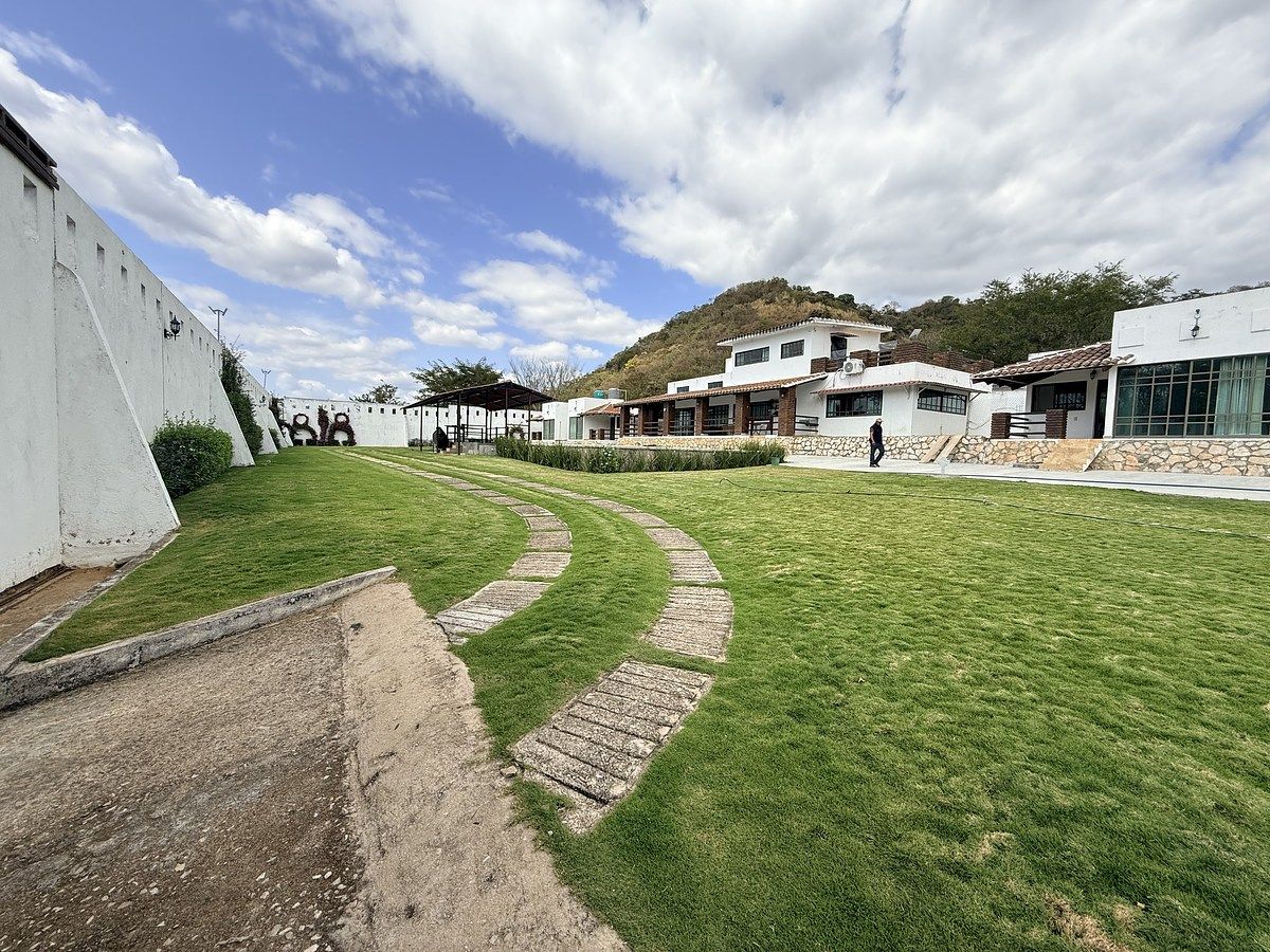 VENDE-SE Rancho em Villaflores com CASA Principal, 4 Cabanas e PISCINA, foto 1 de 50