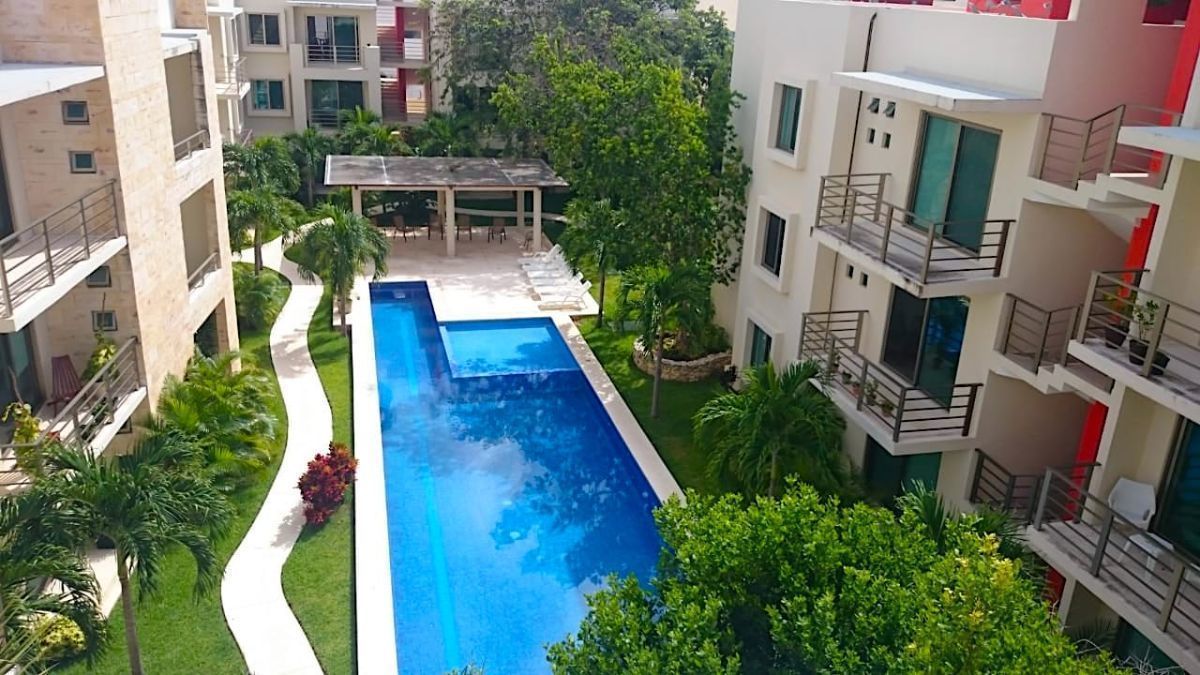 Departamento con alberca, areas verdes , palapa en Playa del Carmen