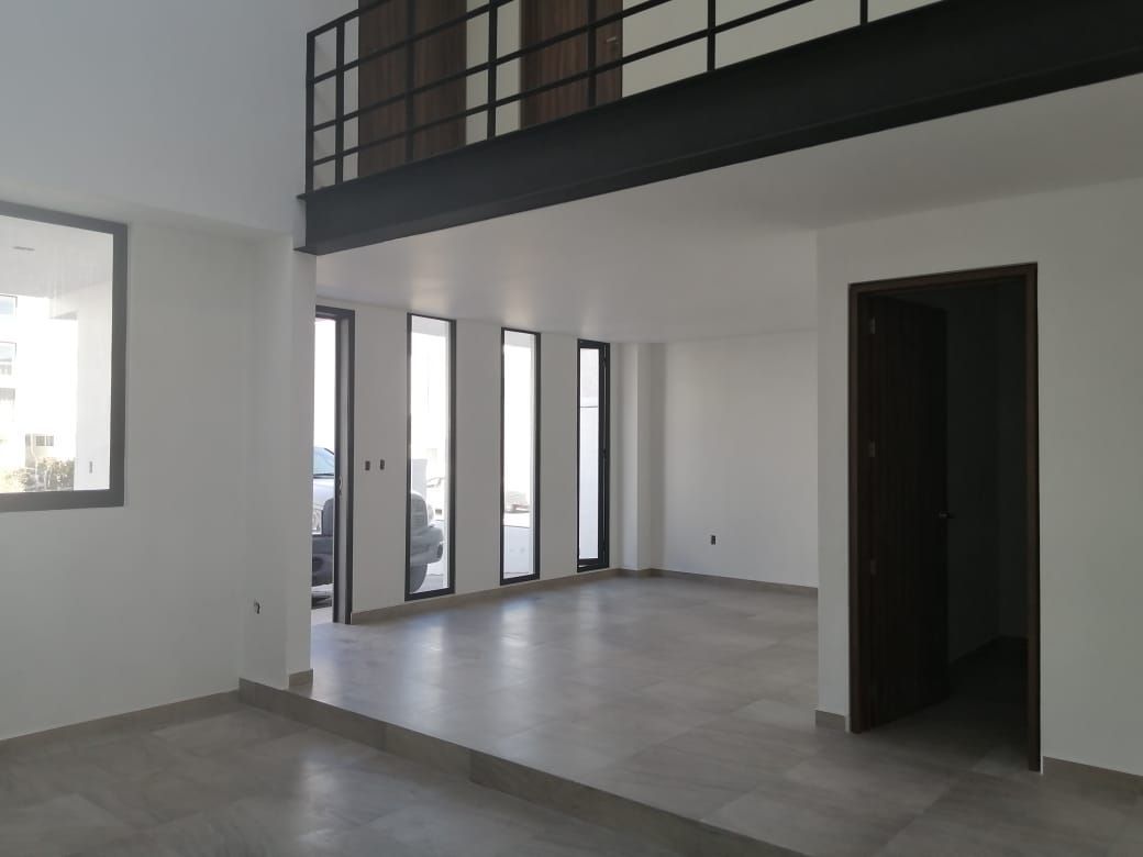 1 de 8: Sala Doble altura, estudio y medio baño