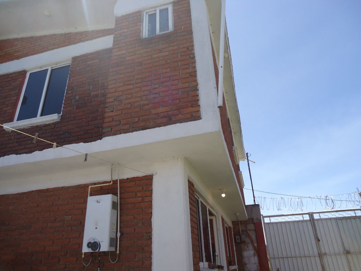 13 de 24: CASA LATERAL 