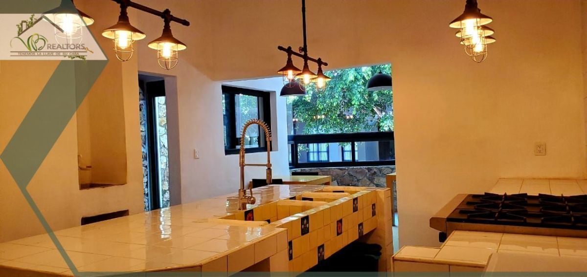 9 of 20: Venta
Uso de suelo Comercial Habitacional
www.vbrealtors.net