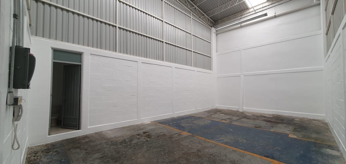 7 de 21: bodega con baño