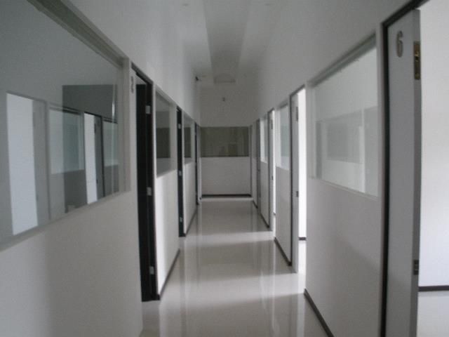 2 of 18: PASILLO PARA LAS 10 OFICINAS O CONSULTORIOS