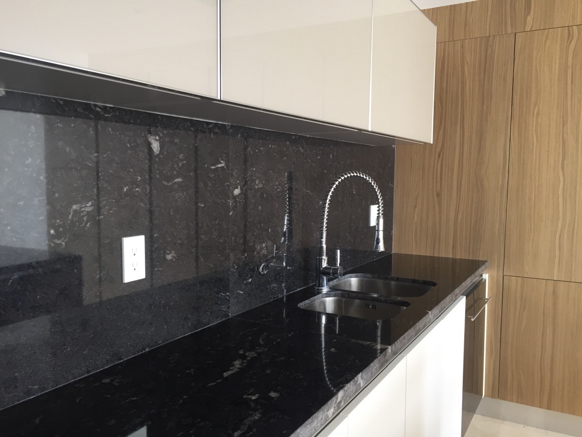 7 de 47: cocina integral y cuarto de servicio con baño