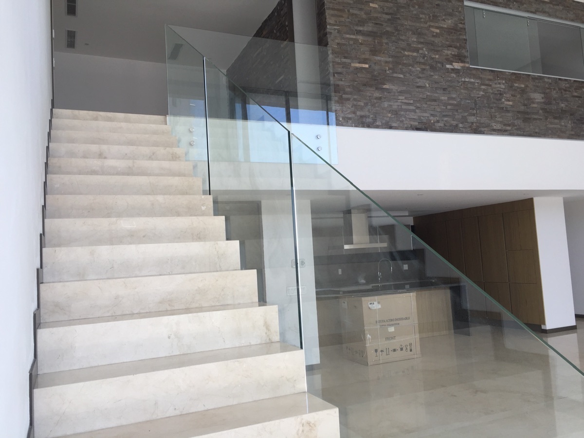 14 de 47: escalera en mármol y cristal templado