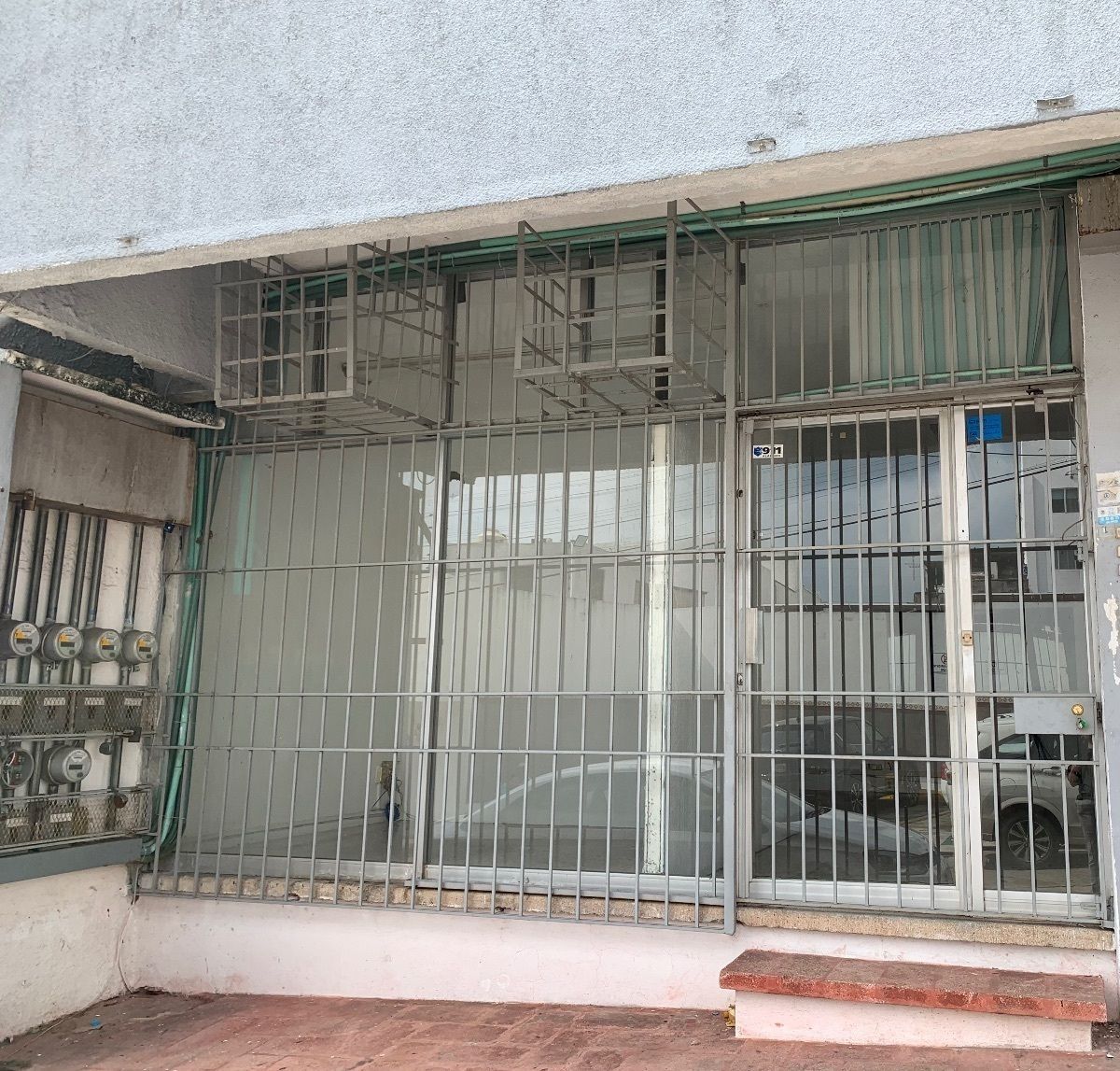 2 de 8: LOCAL COMERCIAL SOBRE AVENIDA