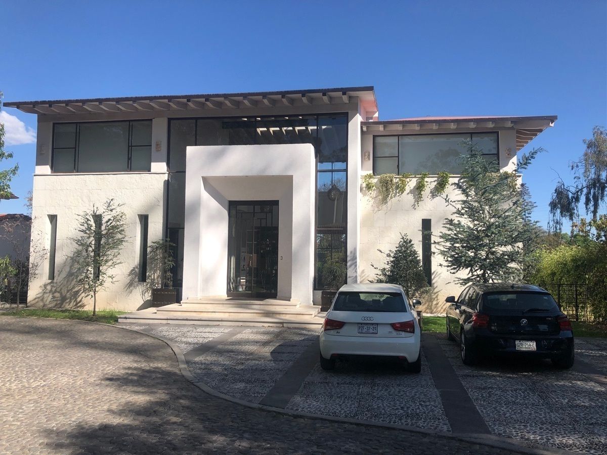 VENTA HERMOSA RESIDENCIA EN CERRADA DEL CARMEN - foto 1