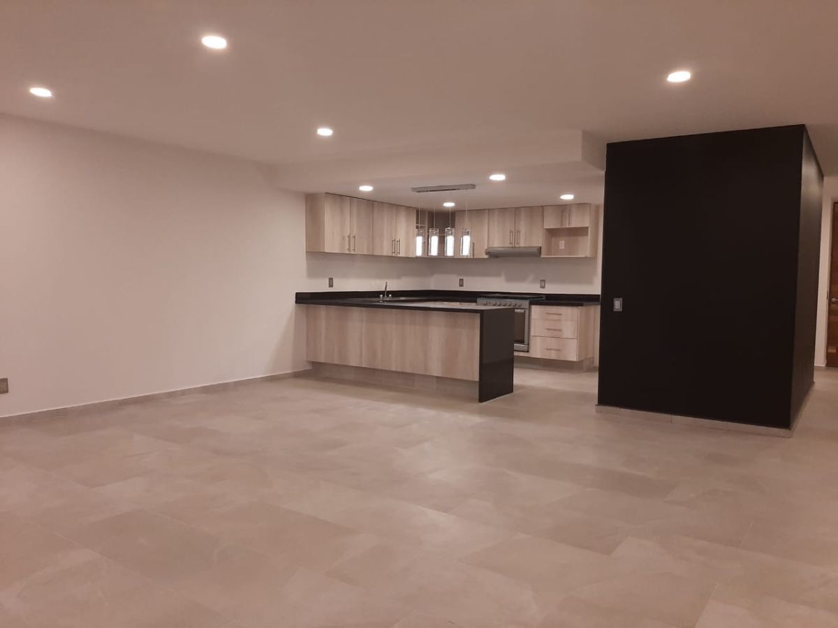2 de 12: perspectiva de la cocina desde la estancia